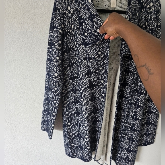 Chico's Long Cardigan Womens Sz L White Blue Sweater Collared Open Aztec - Picture 4 of 12
